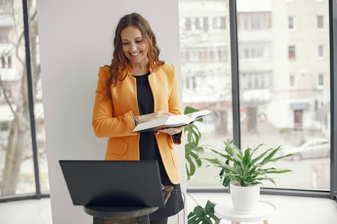 Persona che valuta le rate mensili con un consulente